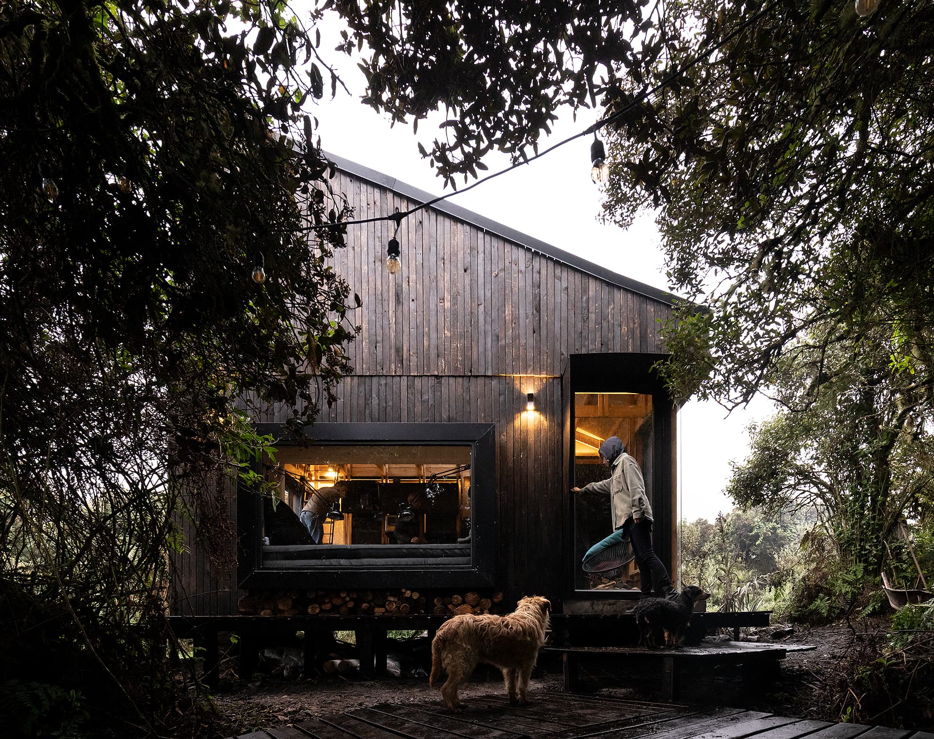 Interior de arquitectura sustentable con vista a la montaña